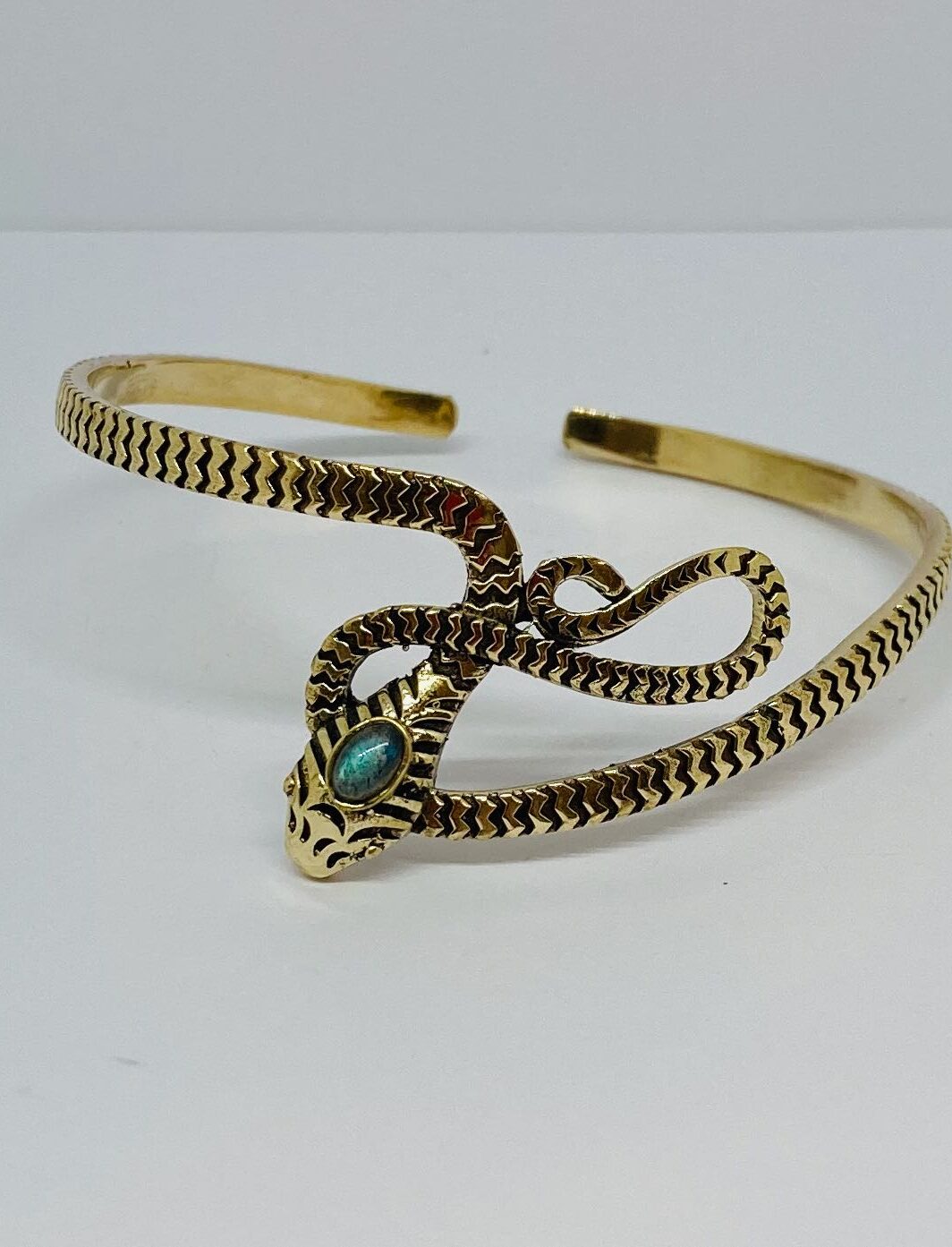 Brazalete diseñado en India dorado Serpiente enredada